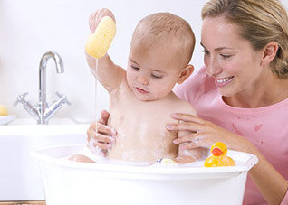 给新生儿洗澡 五官护理很重要-健康之路健康知识